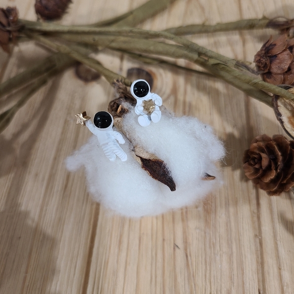 👩‍🚀🧑‍🚀NEW👩‍🚀🧑‍🚀DARLING!! Asymetrical Stud Astronaut Earrings👩‍🚀🧑‍🚀 - Picture 14 of 14